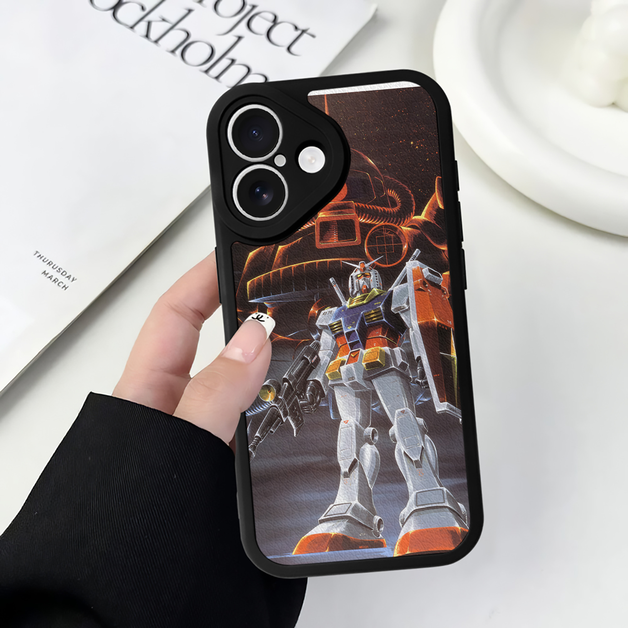 （画像用） 機動戦士ガンダム Mobile Suit Gundam 【iPhone 16シリーズ対応】シリコンスマホケース（レザー調） 材質：シリコン